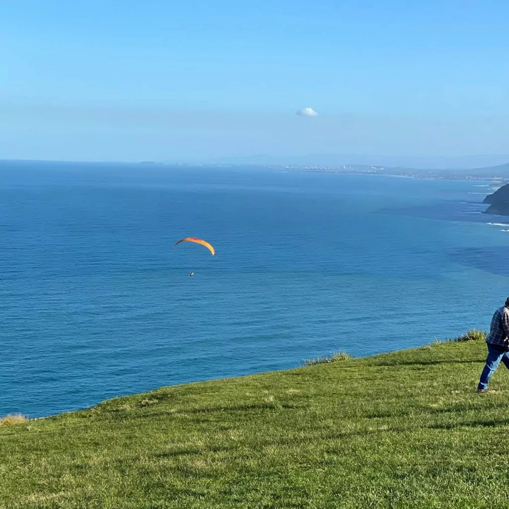 Para gliding at stanwell tops