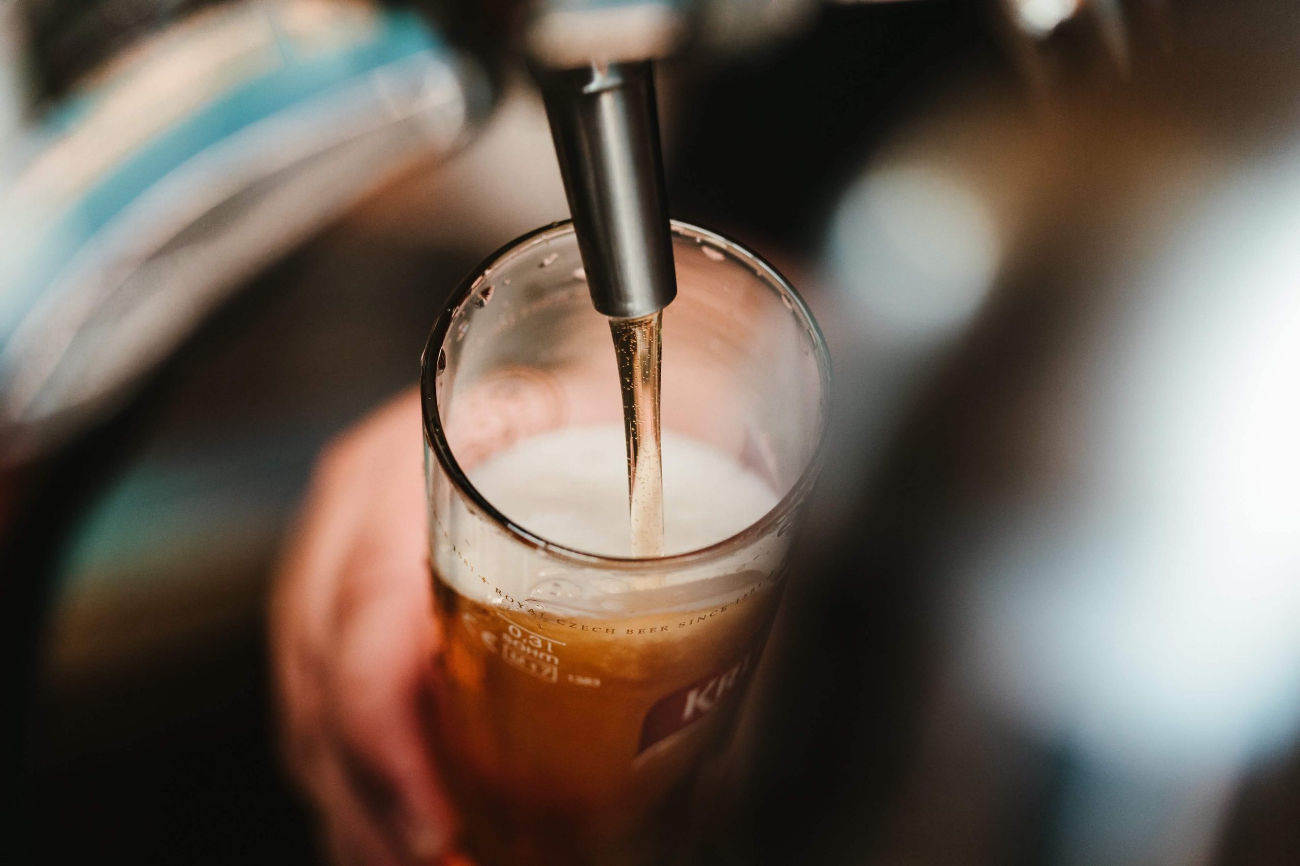 pouring a beer in jinabyne